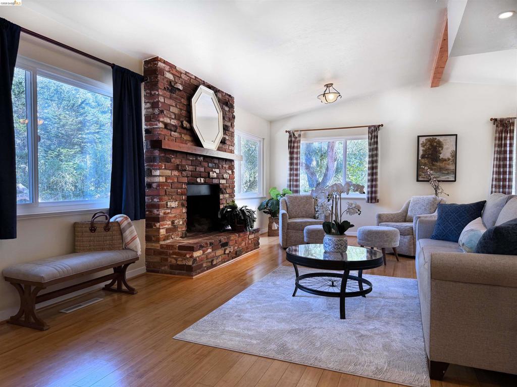 https://media.crmls.org/mediaz/07cecc09-8cea-4528-b681-0b957ca2c35a.jpg?preset=X-Large