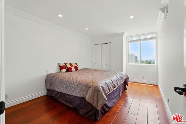 321 N Oakhurst Drive, Beverly Hills CA: https://media.crmls.org/mediaz/07cf6a4c-d1cd-461a-a905-fb27d57de1e7.jpg