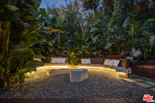 562 Stassi Lane, Santa Monica CA: https://media.crmls.org/mediaz/07cf7839-6d9b-4608-b9f7-de529f1552fc.jpg