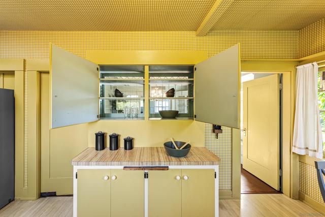 4229 Saint James Place, San Diego CA: https://media.crmls.org/mediaz/07cf87b5-c398-4ac4-8fe3-2a2ae24d48b7.jpg