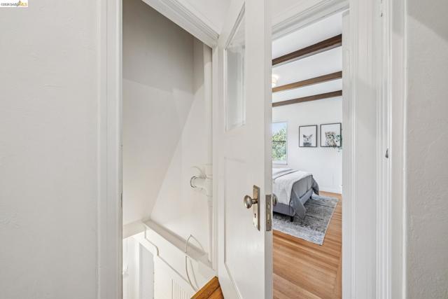 21 Portsmouth Road, Piedmont CA: https://media.crmls.org/mediaz/07cfa71b-0121-4636-ab6e-054b1482edc0.jpg