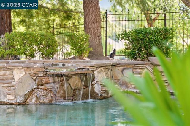 3094 Deer Meadow, Danville CA: https://media.crmls.org/mediaz/07d02d57-bddb-422e-b3cd-3fc15c332920.jpg