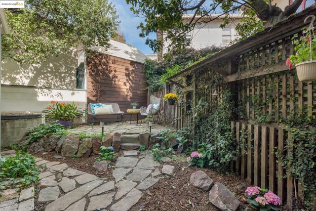 981 Indian Rock Ave, Berkeley CA: https://media.crmls.org/mediaz/07d1a2bb-d492-457a-9923-4a2c254599c7.jpg