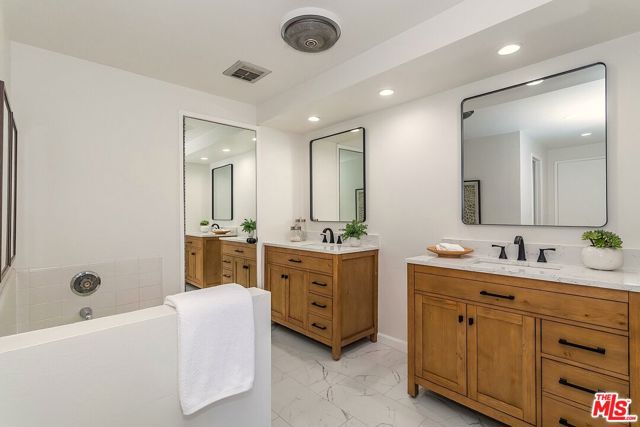 1201 Roxbury Drive, Los Angeles CA: https://media.crmls.org/mediaz/07d1ac01-7cd8-4f1e-8c92-f9d9205d3107.jpg