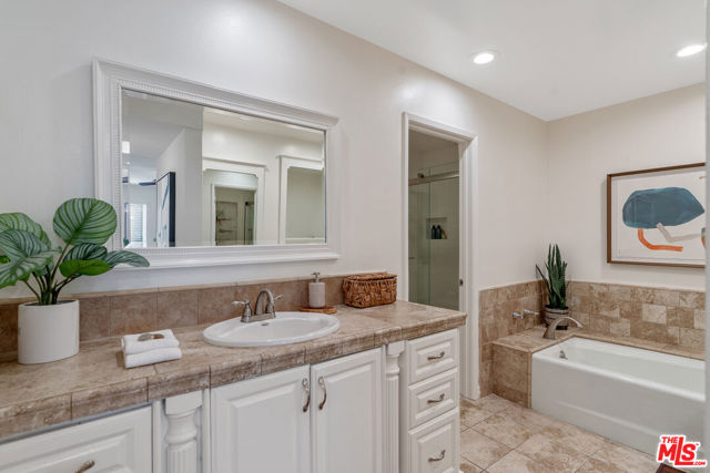 4350 Via Dolce, Marina del Rey CA: https://media.crmls.org/mediaz/07d1c6a8-6860-464d-b066-6716b26d2db8.jpg