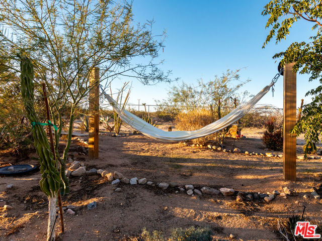 2724 Stonehill Avenue, Joshua Tree CA: https://media.crmls.org/mediaz/07d23331-a20b-4f2a-a117-bc0da2cd6fcd.jpg