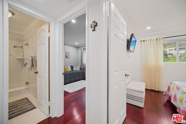 9520 Via Tivoli, Burbank CA: https://media.crmls.org/mediaz/07d33378-5010-4c7d-8666-753427e656e5.jpg