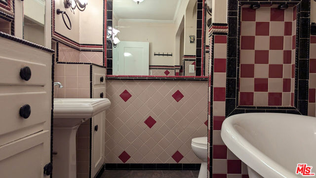4925 W 20th Street, Los Angeles CA: https://media.crmls.org/mediaz/07d3e11b-5a3e-4312-b388-646123317cbe.jpg