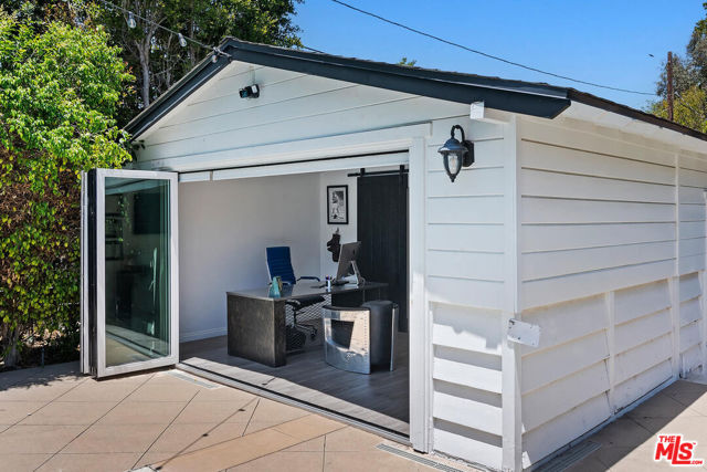 4909 Encino Terrace, Encino CA: https://media.crmls.org/mediaz/07d3f1e8-dfea-465b-98ef-b7147ddc46df.jpg