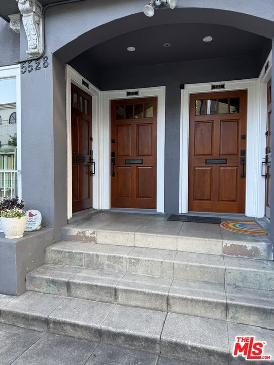 5530 Franklin, Los Angeles CA: https://media.crmls.org/mediaz/07d58f0c-0fd6-49fd-9ab9-7cfca27c1a5b.jpg