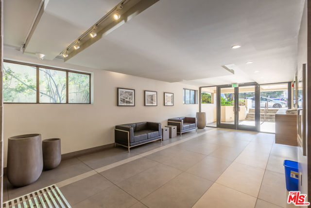 4641 Fulton Avenue, Sherman Oaks CA: https://media.crmls.org/mediaz/07d5afb5-4300-4c7f-b6e4-efda59247605.jpg