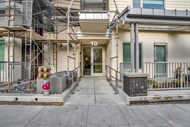 10 Innes Court, San Francisco CA: https://media.crmls.org/mediaz/07d5dd6f-d51d-4341-8614-7cce65325f82.jpg