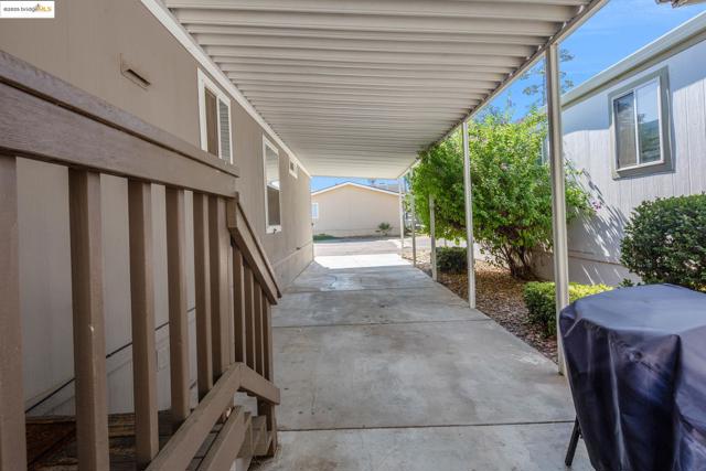 16711 Marsh Creek Rd, Clayton CA: https://media.crmls.org/mediaz/07d679c0-d3d1-4370-ac52-25a4c505790e.jpg