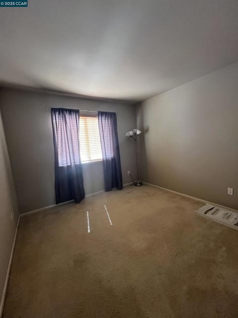 1214 Dover Ln, Tracy CA: https://media.crmls.org/mediaz/07d6e18c-5c63-40b7-ae2c-2ec52bf4d45b.jpg