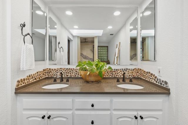 2085 Valley View Boulevard, El Cajon CA: https://media.crmls.org/mediaz/07d75585-c49a-4594-a66c-c87cf3560d3f.jpg