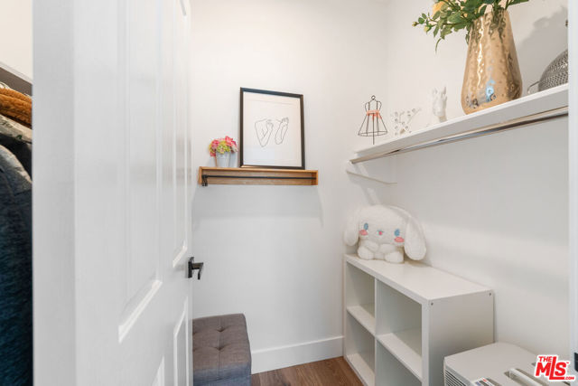 6453 Zuma View Place, Malibu CA: https://media.crmls.org/mediaz/07d7c75a-3793-4e51-9d1f-780c1e21b996.jpg
