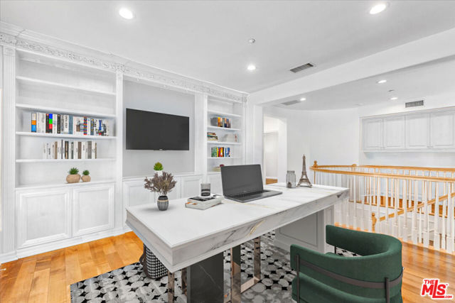 1535 Verde Ridge Lane, Westlake Village CA: https://media.crmls.org/mediaz/07d84581-b1b5-41b8-8074-2e2571f6d78d.jpg