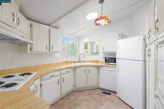 1201 Monument Blvd, Concord CA: https://media.crmls.org/mediaz/07d87c3f-6ae7-474a-8715-f654ab0ad919.jpg