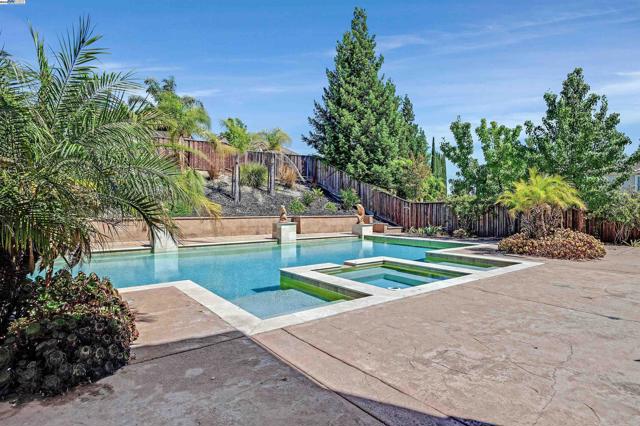 6013 Kingsmill Ter, Dublin CA: https://media.crmls.org/mediaz/07d8f145-590f-4ee9-99ff-2454bc5be259.jpg