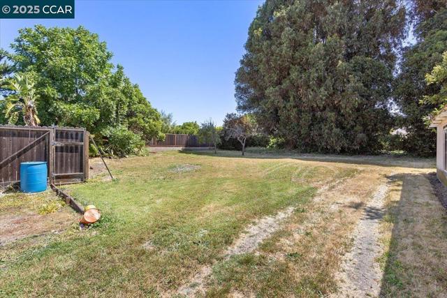 19358 Lake Chabot Rd, Castro Valley CA: https://media.crmls.org/mediaz/07dac1fc-de34-41d2-98bc-28de84ad21e0.jpg