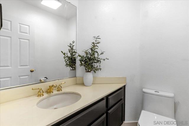 2412 Starlight Gln, Escondido CA: https://media.crmls.org/mediaz/07db238d-e79b-48b2-82b8-e5fd5ea6d9d2.jpg
