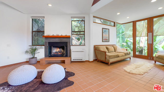 19520 Cave Way, Topanga CA: https://media.crmls.org/mediaz/07db506e-ed02-48fb-974b-2f8e6bba2504.jpg
