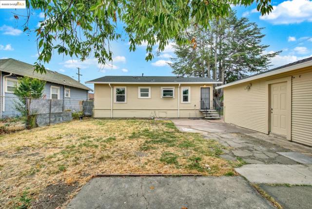 1009 106Th Ave, Oakland CA: https://media.crmls.org/mediaz/07dbdeaf-5087-4c13-b1cc-cdf5c3d1f281.jpg