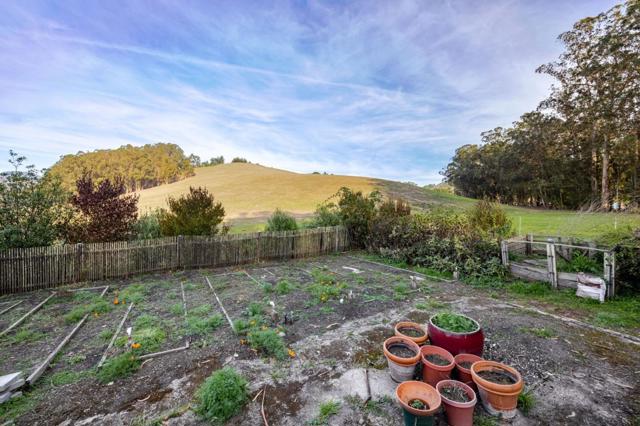 1009 Miramontes Street, Half Moon Bay CA: https://media.crmls.org/mediaz/07dc78c3-d5a6-4886-a153-8d04402a78b4.jpg