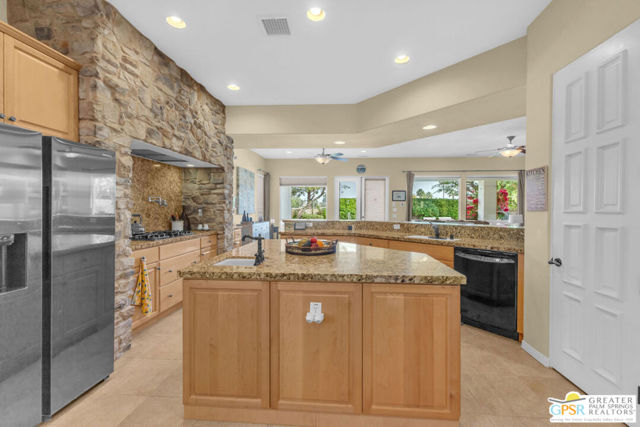 41728 Via Treviso, Palm Desert CA: https://media.crmls.org/mediaz/07dc7f01-6154-4aae-8159-873e1f633492.jpg