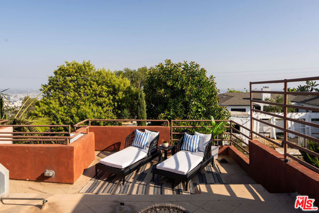 2125 Kew Drive, Los Angeles CA: https://media.crmls.org/mediaz/07dcc900-5ada-4716-be1a-0bf0f5d16b71.jpg
