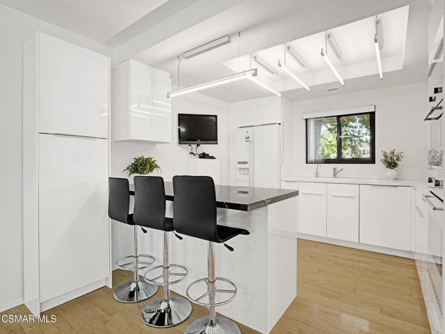 1206 S Westlake Boulevard, Westlake Village CA: https://media.crmls.org/mediaz/07dd1a5c-549a-4545-883b-680cb0889727.jpg