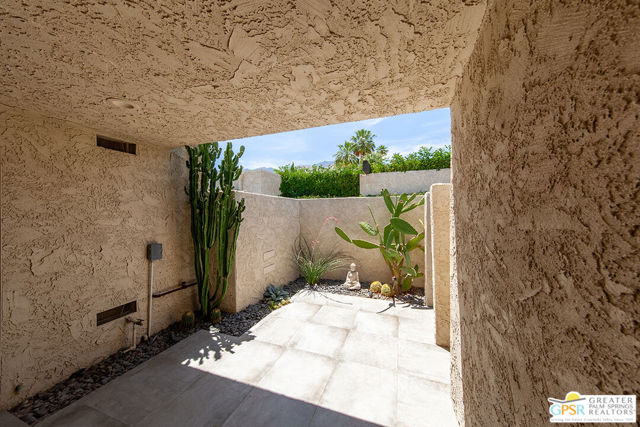431 N Calle Rolph, Palm Springs CA: https://media.crmls.org/mediaz/07dd3878-af04-4a71-adc7-f5199e8af9b9.jpg