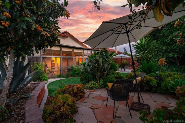 6433 La Paloma Street, Carlsbad CA: https://media.crmls.org/mediaz/07dd6303-84fd-4695-bc84-4430e9335ef8.jpg