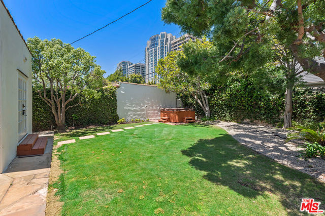 10733 Wellworth Avenue, Los Angeles CA: https://media.crmls.org/mediaz/07dd919e-3ff3-44d9-8cbd-0da61034059f.jpg