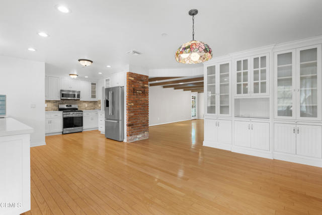 2102 Buena Vista Drive, Camarillo CA: https://media.crmls.org/mediaz/07ddad0e-0b21-4501-9f5b-3247ab1733ba.jpg