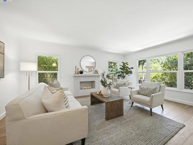 160 Moraga Way, Orinda CA: https://media.crmls.org/mediaz/07de4096-4d75-4cba-a9fe-ecea64e6b3e1.jpg