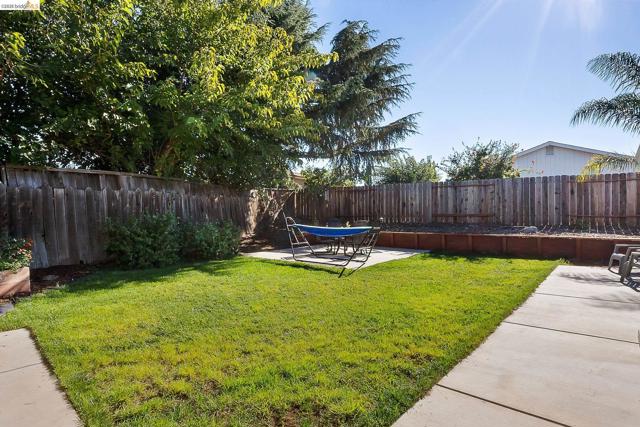 4855 Edgewood Ct, Oakley CA: https://media.crmls.org/mediaz/07de6bd1-2ad2-45ca-af80-265cb5a40248.jpg
