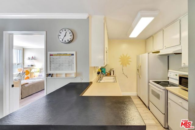 320 S Ardmore Avenue, Los Angeles CA: https://media.crmls.org/mediaz/07de726f-6646-4c8a-8478-dbe6bee10a24.jpg