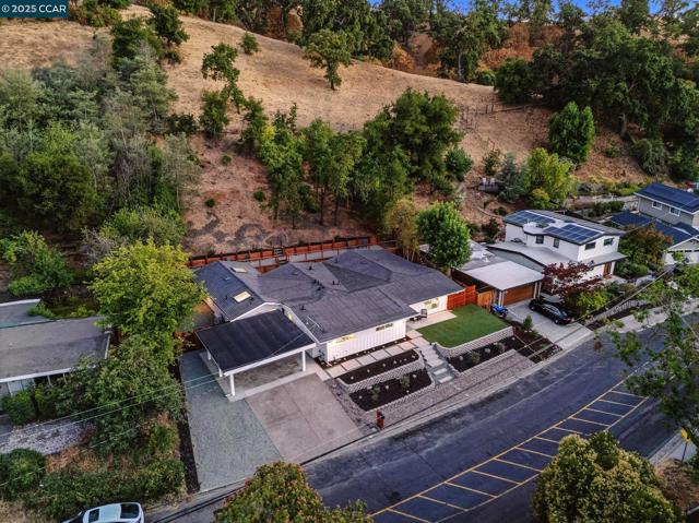 1717 Springbrook Rd, Lafayette CA: https://media.crmls.org/mediaz/07df7e84-4733-4f5c-8420-b17c8f74e530.jpg