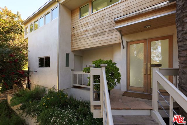 14622 Valley Vista Boulevard, Sherman Oaks CA: https://media.crmls.org/mediaz/07dfa907-ed03-49fe-9cd7-77972dce13eb.jpg