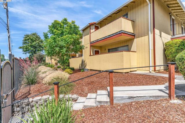 2170 Fremont St, Concord CA: https://media.crmls.org/mediaz/07dfeec1-fec5-4c89-a4da-5fdfcbd44b94.jpg