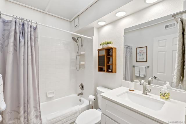 17909 Avenida Alozdra, San Diego CA: https://media.crmls.org/mediaz/07e03d16-bc01-4756-b39f-d38cf7f78c6a.jpg