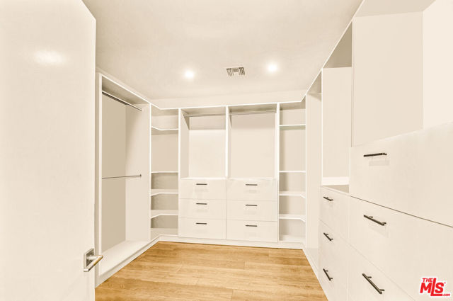 535 N Formosa Avenue, Los Angeles CA: https://media.crmls.org/mediaz/07e1576c-f3ec-4121-815c-749e727c7938.jpg