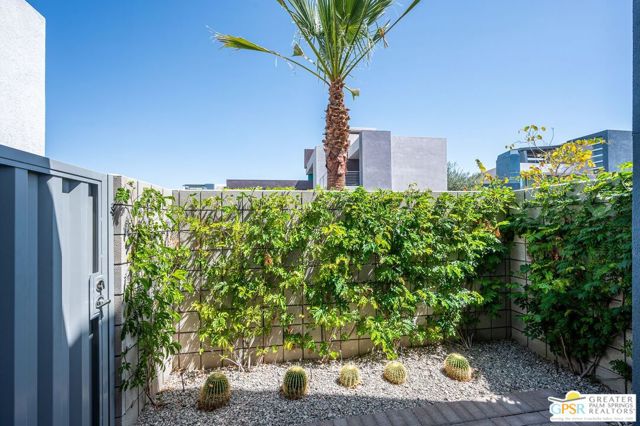 1007 Ziel Drive, Palm Springs CA: https://media.crmls.org/mediaz/07e17551-e31c-40ef-aafb-1d79aedb3456.jpg