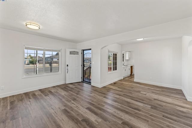 2320 Cutting Blvd, Richmond CA: https://media.crmls.org/mediaz/07e1c4a3-8b00-4a37-8d79-ac26b9582dd2.jpg