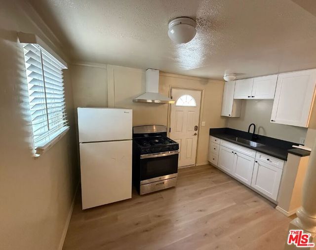563 2nd Street, Hermosa Beach CA: https://media.crmls.org/mediaz/07e1ed29-d4ec-461b-8fa9-d8617569c506.jpg