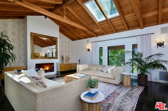 4277 Beck Avenue, Studio City CA: https://media.crmls.org/mediaz/07e27706-d639-49c8-9c03-9452d5258f45.jpg