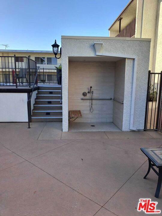 5334 N Lindley Avenue, Encino CA: https://media.crmls.org/mediaz/07e2d7ab-1fdf-47b0-9728-a7ad6394bb33.jpg