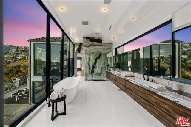 1565 Haslam Terrace, Los Angeles CA: https://media.crmls.org/mediaz/07e3197f-f7aa-4f7d-9e86-21088c86f681.jpg