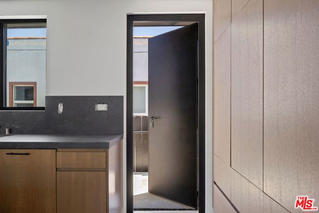 3940 Huron Avenue, Culver City CA: https://media.crmls.org/mediaz/07e31cd5-1dcf-465b-b3f6-f26d345faea1.jpg
